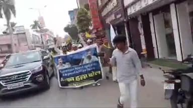 जौनपुर: शनिवार को दोपहर 2 बजे आम आदमी पार्टी के कार्यकर्ताओं ने सरकारी स्कूलों को बंद करने के विरोध में जोरदार प्रदर्शन किया