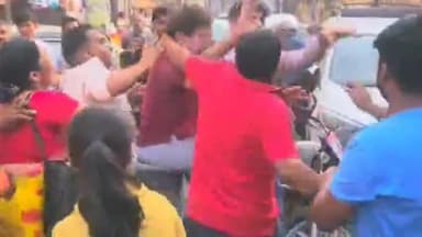 मथुरा: श्री धाम वृंदावन के केशव धाम चौकी के समीप दुकानदार और श्रद्धालुओं के बीच हुई मारपीट का वीडियो हुआ वायरल