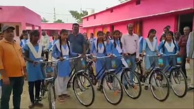 पवई: शासकीय कन्या उच्चतर माध्यमिक विद्यालय में छात्राओं को साइकिलें वितरित की गईं