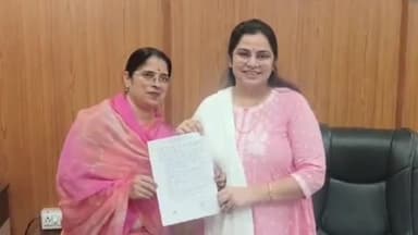 चूरू: नगर परिषद में सभापति ने लाभार्थियों को वितरित किए एक दर्जन पट्टे