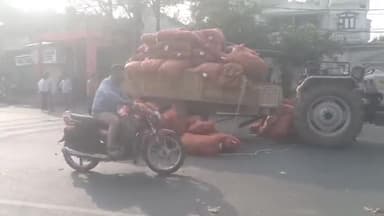 हाथरस: गांधी तिराहे के पास ट्रैक्टर ट्रॉली से आलू की बोरियां गिरने से किसान को हुआ हजारों का नुकसान