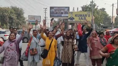 मथुरा: अक्षय नवमी तिथि के अवसर पर श्रद्धा भाव से बृजवासियों ने शहर की परिक्रमा लगाई, उमड़ा जन सैलाव