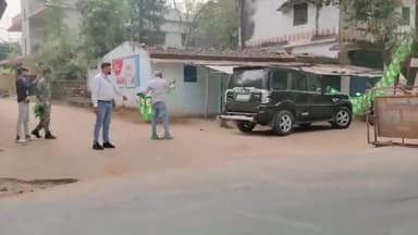 सिमडेगा: खूंटीटोली चौक में बिना अनुमति के लगे झारखंड पार्टी के झंडों को उड़नदस्ता टीम ने किया ज़ब्त