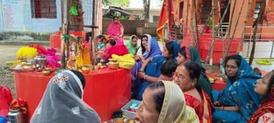 सिमडेगा: सिमडेगा थाना स्थित हनुमान मंदिर प्रांगण में आंवला नवमी पर महिलाओं ने की आंवला वृक्ष की पूजा