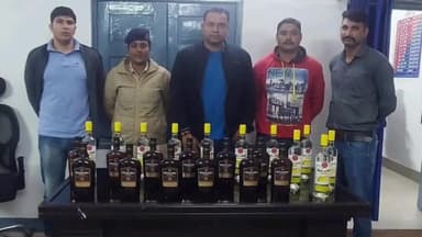 कांके: रांची के हटिया रेलवे स्टेशन पर खड़ी ट्रेन से आरपीएफ ने अवैध शराब की बोतलें बरामद कीं