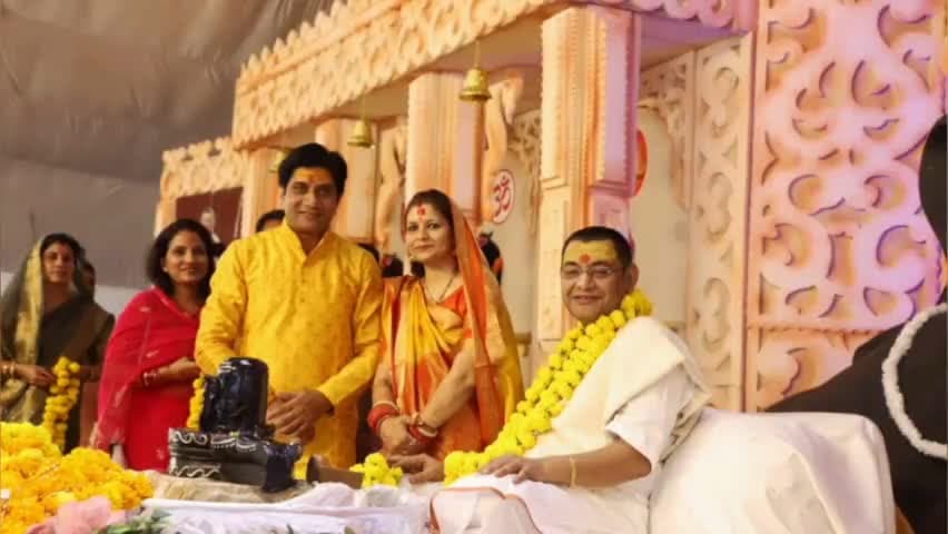 होशंगाबाद: गोपाष्टमी पर हैप्पी मैरिज गार्डन में राहुल सोलंकी ने गुरुजी का किया सम्मान