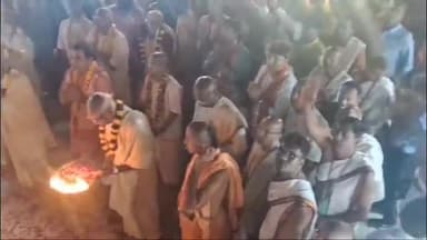 मथुरा: वृंदावन के चंद्रोदय मंदिर में चल रहे कार्तिक महोत्सव में विधायक श्रीकांत शर्मा ने भगवान चंद्रोदय की उतारी आरती