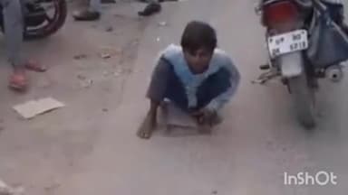 बाह: बाह में सड़क पर रेंगते हुए लाचार दिव्यांग किशोर को देखा गया