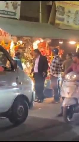 कानपुर: नजीराबाद में थाने के पास बीच सड़क पर असलहा लेकर युवक ने की दबंगई, वीडियो हुआ वायरल