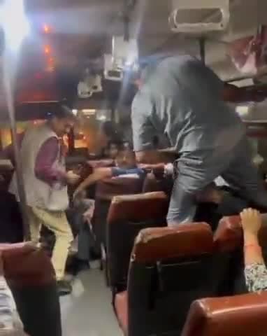 सरोजनी नगर: कृष्णा नगर क्षेत्र में रोडवेज बस के कंडक्टर द्वारा यात्री को पीटते हुए वीडियो सामने आया
