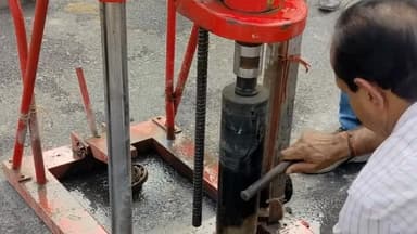 हरदोई: प्रमुख सचिव ने निर्माणाधीन पिहानी सकतपुर, मझिया खतेली व बेहटा गोकुल मंसूरनगर मार्ग की गुणवत्ता देखी और सैम्पल भरवाए