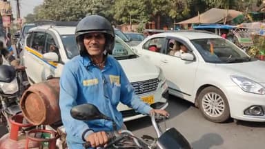 मथुरा: अक्षय नवमी परिक्रमा के चलते शहर में बिगड़े हालात, आम रास्तों पर लगा जाम, बीएसए कॉलेज पर राहगीर एवं वाहन चालक परेशान