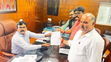 कांके: धुर्वा स्थित निर्वाचन सदन में कांग्रेस प्रतिनिधिमंडल ने गृह मंत्री अमित शाह के खिलाफ शिकायत दर्ज कराई