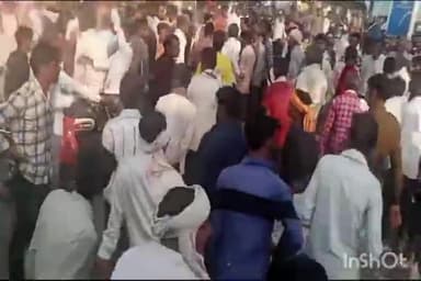 बल्देवगढ़: बल्देवगढ़ में किसानों को खाद न मिलने पर थाने के सामने जाम लगाया