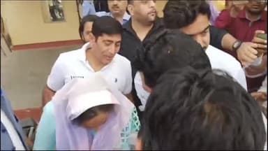 हरदोई: जिला कारागार के बाहर सांसद चन्द्रशेखर आजाद ने अब्दुल्ला आजम की मौसी से की मुलाकात, बुके से किया गया स्वागत