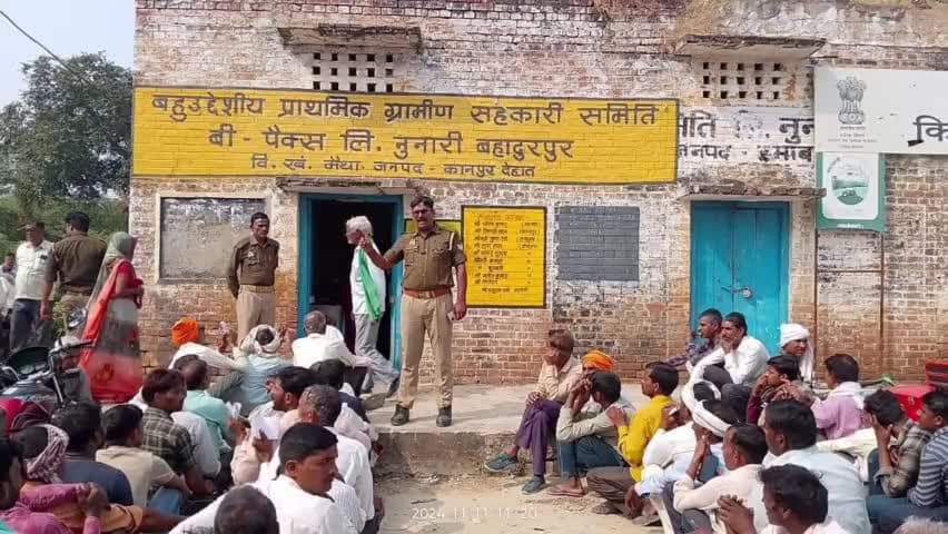 मैथा: नुनारी बहादुरपुर गांव के सहकारी समिति पर डीएपी खाद के लिए किसानों ने किया हंगामा, पुलिस की निगरानी में वितरित हुई खाद