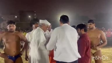 गौतम बुद्ध नगर: पृथला गांव में आयोजित कुश्ती को देखने पहुंचे हजारों लोग, सुरक्षा के लिए भारी पुलिस बल रहा तैनात