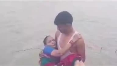 नरवल: ड्योढ़ी गंगा घाट पर वृद्धा ने गंगा में लगाई छलांग, जल पुलिस के जवानों ने उसकी जान बचाई