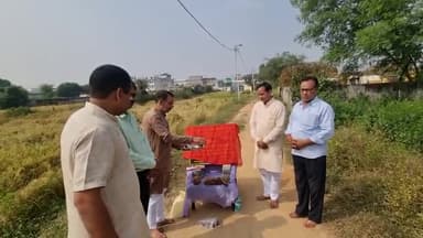 वार्ड क्रमांक 38 में पार्षद अनिल वैश्य के द्वारा किया गया रोड का भूमि पूजन ।