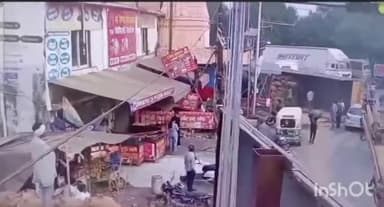 आगरा: सिकंदरा तिराहे पर पलटा धान से भरा ट्रक, कई वाहन चपेट में आए