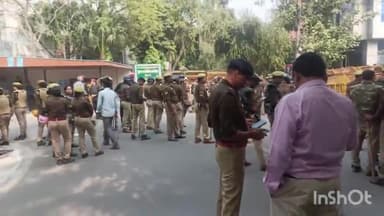 गौतम बुद्ध नगर: नोएडा प्राधिकरण के दफ्तर पर किसानों के प्रदर्शन को देखते हुए भारी पुलिस बल तैनात किया गया