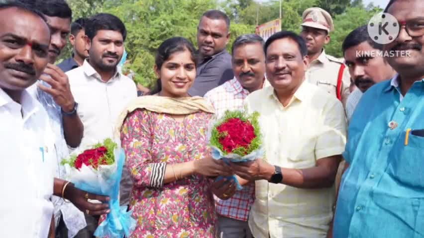 పెద్దవంగర: పెద్దవంగర మండలంలో పత్తి కొనుగోలు కేంద్రాన్ని ప్రారంభించిన ఎమ్మెల్యే యశస్విని ఝాన్సీ రెడ్డి