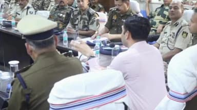 कांके: समाहरणालय में विधानसभा चुनाव के पहले चरण के मतदान को लेकर पुलिस अधिकारी ने की बैठक