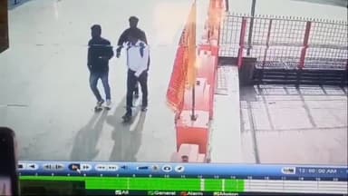 अररिया: आरएस रेलवे कॉलोनी में दो क्वार्टर में अज्ञात चोरों ने दिनदहाड़े चोरी की घटना को अंजाम दिया