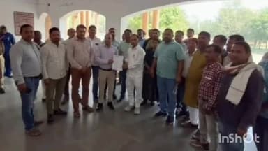 रॉबर्ट्सगंज: कलेक्ट्रेट में बकाया मानदेय भुगतान को लेकर मनरेगा कर्मियों ने किया प्रदर्शन