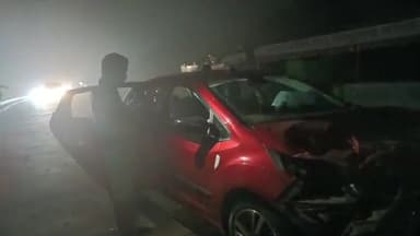 करछना: इरादतगंज ओवर ब्रिज पर तेज रफ्तार कार ने आगे जा रही ट्रक से टकराई, चालक हुआ घायल