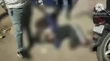 फिरोज़ाबाद: झील की पुलिया रोड लक्ष्मी स्वीट हाउस के पास बारात में दूल्हे के जीजा की जेब काटते किशोर को लोगों ने रंगे हाथों पकड़ा