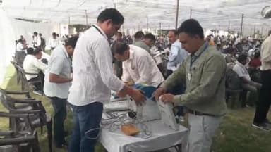 झुंझुनू: झुंझुनू विधानसभा के उप चुनाव के लिए सेठ मोतीलाल कॉलेज से मंगलवार को मतदान दलों की हुई रवानगी