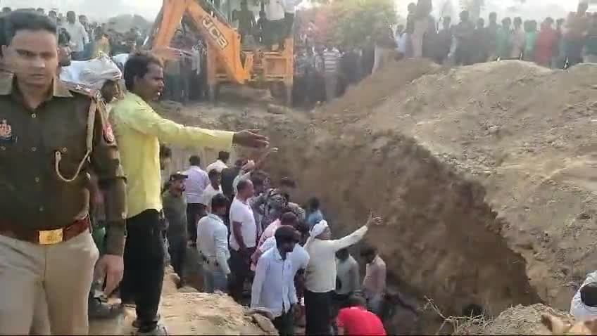 #KasganjIncident
#Mohanpura
कासगंज स्थित मोहनपुरा में राधा स्वामी के निकट यह घटना।
पीली मिट्टी