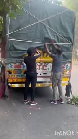 गौतम बुद्ध नगर: ग्रेटर नोएडा के बीटा टू थाना क्षेत्र में गोवंश से लदे ट्रक को गोरक्षकों ने पकड़ा, मौके पर पहुंची पुलिस