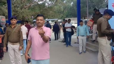 कांके: कांके रोड स्थित पुलिस लाइन में सिटी एसपी ने डाक मतपत्र से किया मतदान