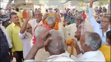 बिहार: प्रखंड कार्यालय में पैक्स चुनाव को लेकर नामांकन के दूसरे दिन पर्चा दाखिल करने हेतु उमड़ी भीड़