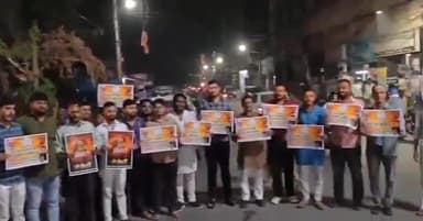 कानपुर: सीसामऊ के लेनिन पार्क चौराहे पर भाजयुमो ने अनोखे अंदाज में प्रचार किया, कार्यकर्ता प्ले कार्ड लेकर चौराहे पर खड़े हुए