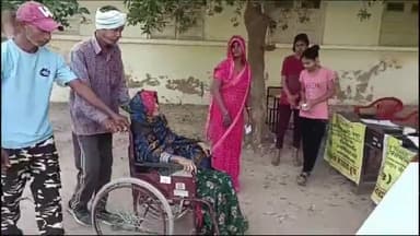 झुंझुनू: उपचुनाव में 80 वर्षीय बुजुर्ग महिला और दिव्यांग मतदाताओं ने व्हीलचेयर पर बैठकर दिखाया मतदान का जोश