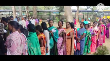 ओरमांझी: ओरमांझी प्रखंड में विभिन्न मतदान केंद्रों पर दिखी महिला मतदाताओं की भीड़