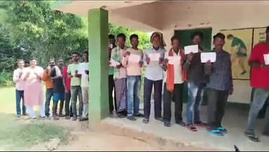 भरनो: सिसई विधानसभा क्षेत्र के भाजपा प्रत्याशी डॉ. अरुण उरांव ने दतिया में किया मतदान