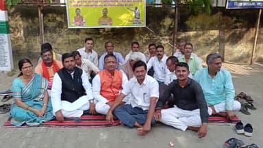 घोसी: घोसी प्रखंड परिसर में नगर विकास समिति का धरना, मांगों को लेकर प्रदर्शन