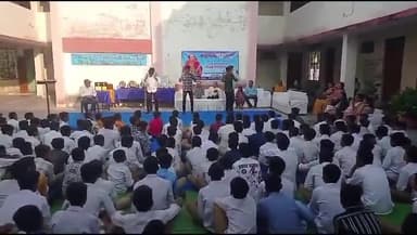 नरसिंहपुर: नेहरू विद्यालय में बाल दिवस पर मनोरमा बर्मा की स्मृति में मेधावी विद्यार्थियों को सम्मानित किया गया