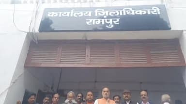 रामपुर: कलेक्ट्रेट स्थित DM कार्यालय पर राष्ट्रीय शिव शक्ति सेना ने गाज़ियाबाद के अधिवक्ताओं के समर्थन में ज्ञापन सौंपा