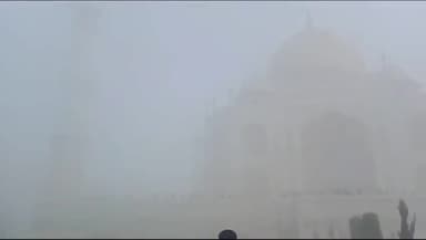 आगरा: ताजमहल कोहरे की चादर में लिपटा, पर्यटकों को खूबसूरती देखने में हो रही परेशानी