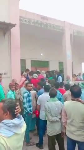 सन्त् कबिर् नगर् 
 DAP खाद के लिये लोगो की लगी भीड़ 
किसानों के लिये बड़ी घंटो लाइन में लगाने के बाद भी नही मिल रहा है