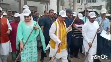 जमुई: स्टेडियम में उपमुख्यमंत्री और भूमि सुधार मंत्री ने सफाई कर्मी के धोये पैर, झाड़ू लगाकर स्वच्छता का दिया संदेश