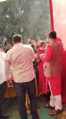 रामनवमी संरक्षण समिति द्वारा नर्सिंग स्थान मेले में खिचड़ी भोग का वितरण करते हुए