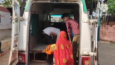 तालबेहट: ग्राम टेटा के समीप सड़क किनारे बैठे व्यक्ति को टैक्सी ने मारी टक्कर, व्यक्ति गंभीर रूप से घायल होकर जिला अस्पताल रेफर