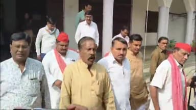 मथुरा: मथुरा में बृजरज उत्सव का सपा कार्यकर्ताओं ने किया विरोध, कहा- कलाकारों को नहीं मिली जगह, DM को सौंपा ज्ञापन