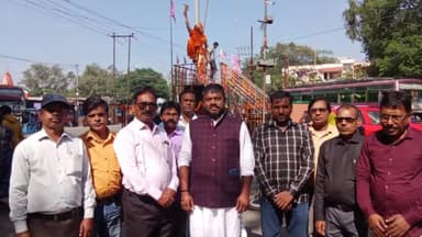 हज़ारीबाग: पुराना बस स्टैंड चौक पर भगवान बिरसा मुंडा की प्रतिमा पर माल्यार्पण